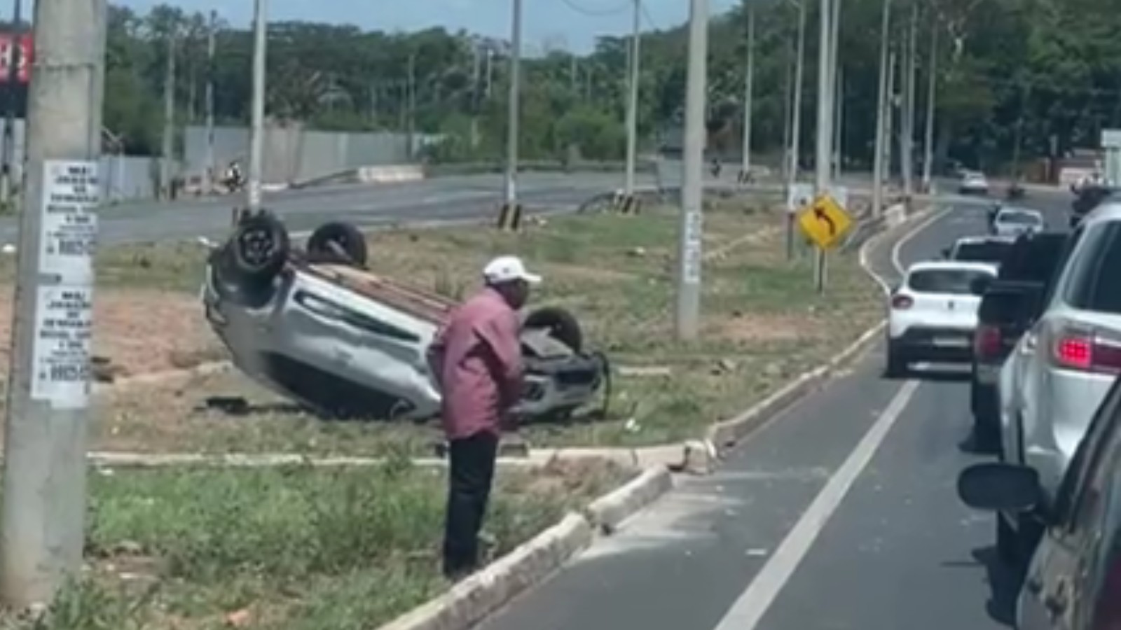 Carro capota e deixa vítima ferida na BR-343 em Teresina 