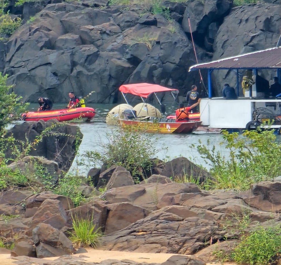 Momento em que veículo foi retirado do fundo do rio com balões — Foto: PM-TO/Divulgação