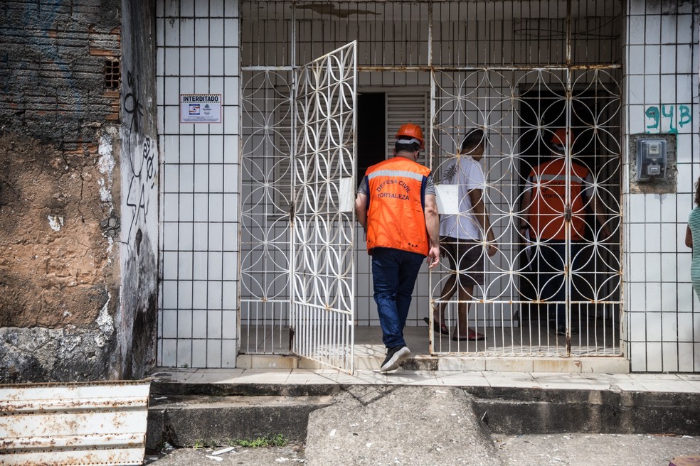Residência nas proximidades da sucata Chico Alves foi interditada pela Defesa Civil após incêndio — Foto: Fabiane de Paula/SVM