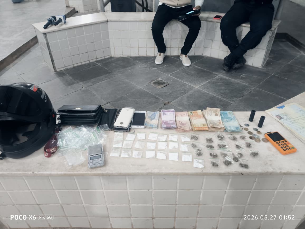 No crédito ou no débito? Casal é apresentado na delegacia pela PM com drogas e maquineta de cartão em Santarém
