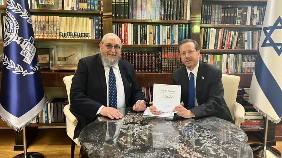 O rabino Chaim Amsalem ( esq.) com o presidente de Israel, Isaac Herzog  Foto: Zera Israel