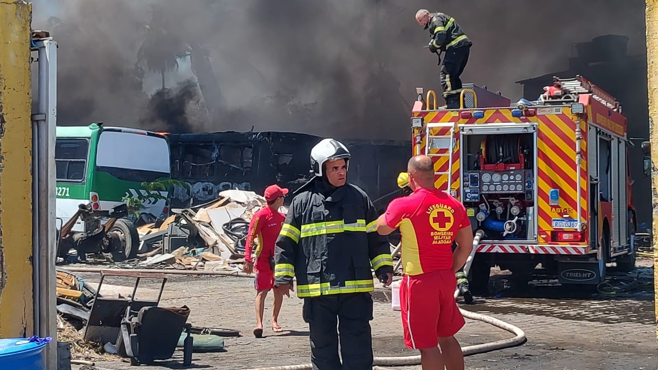 Ônibus pegam fogo dentro de garagem de empresa em Maceió