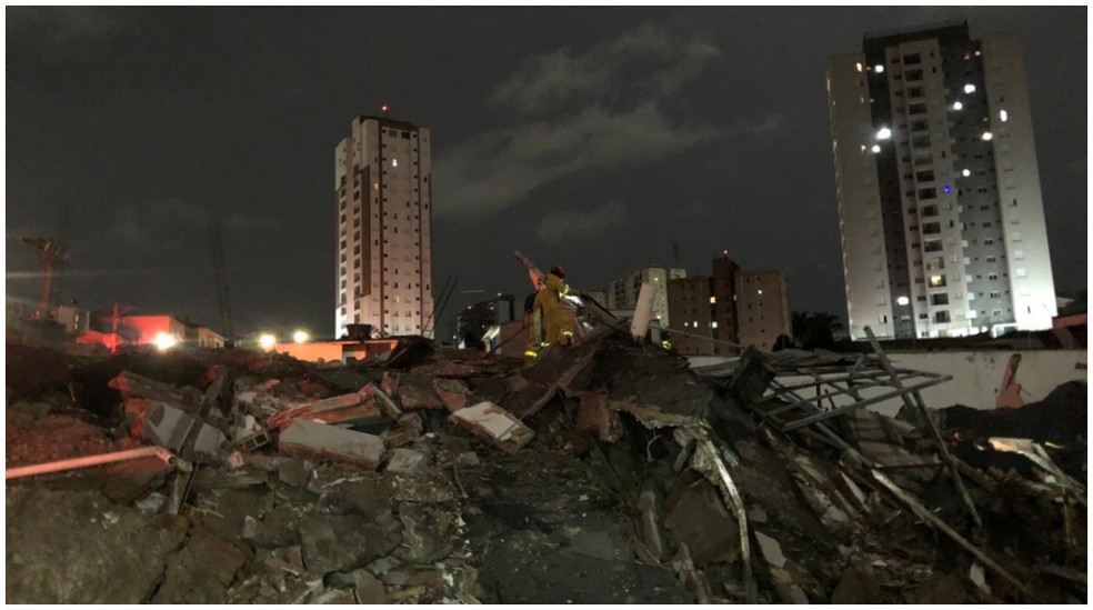 Prédio de quatro andares desaba em Guarulhos — Foto: Reprodução/TV Globo