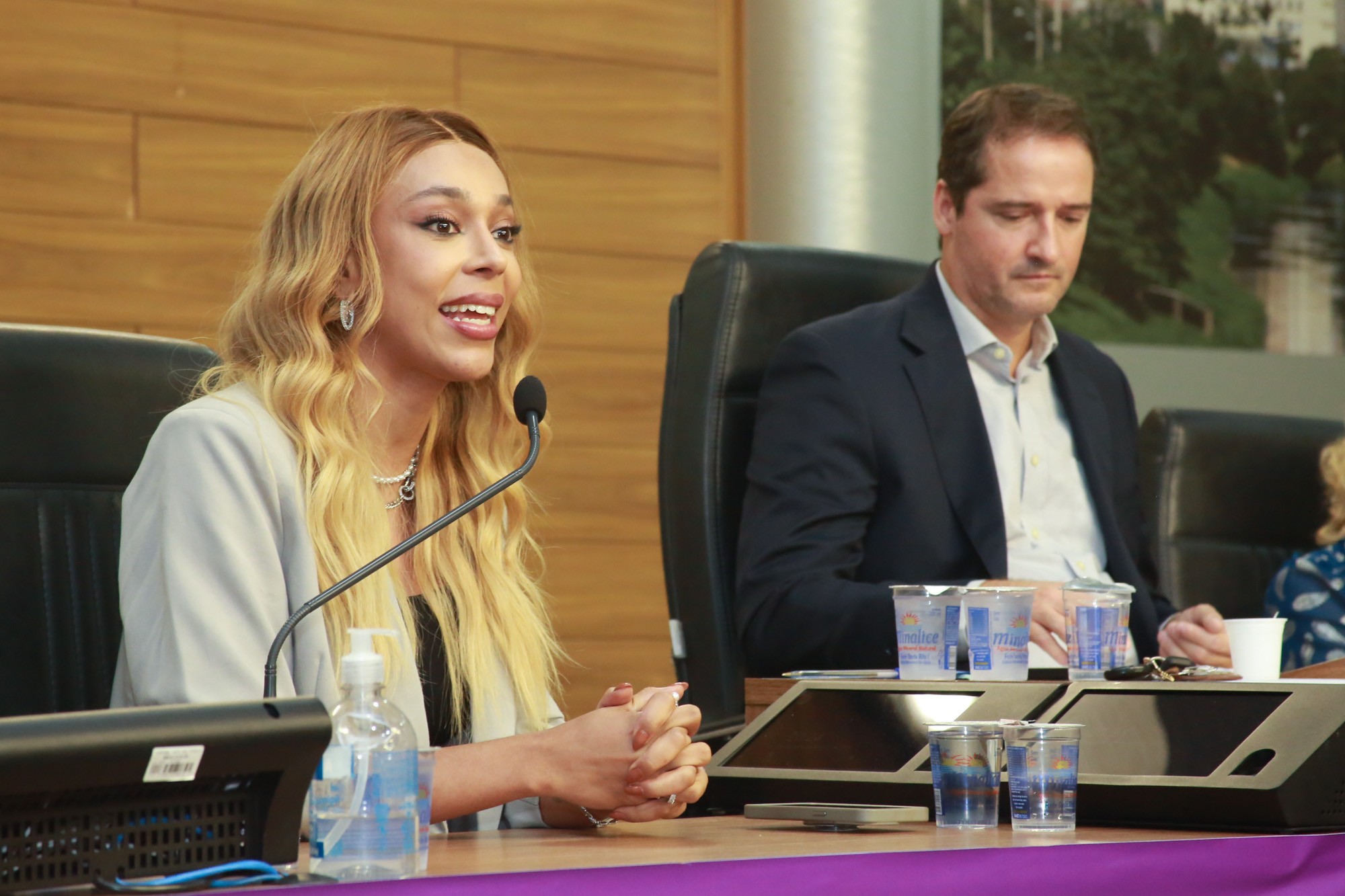 Em discussão pelo fim da escala 6×1, Erika Hilton diz que atual jornada de trabalho tem impacto ainda maior na vida das mães: 'Um dia de folga não significa folgar'