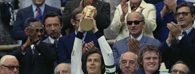 Foto de arquivo mostra Franz Beckenbauer levantando o troféu da Copa do Mundo de 1974 — Foto: Associated Press