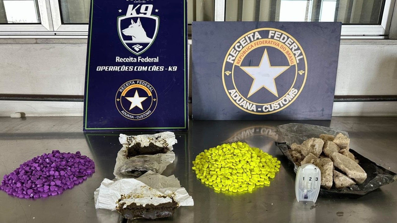 Receita apreende 2 mil comprimidos de ecstasy e outras drogas em encomendas enviadas do RJ para o CE