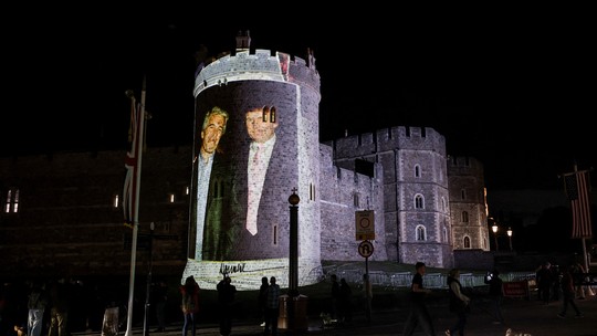 Ativistas projetam fotos de Trump e Epstein juntos no Castelo de Windsor, residência da monarquia britânica - Projeção ocorreu na noite de terça (16), véspera da visita de Donald Trump a Londres e a Windsor.