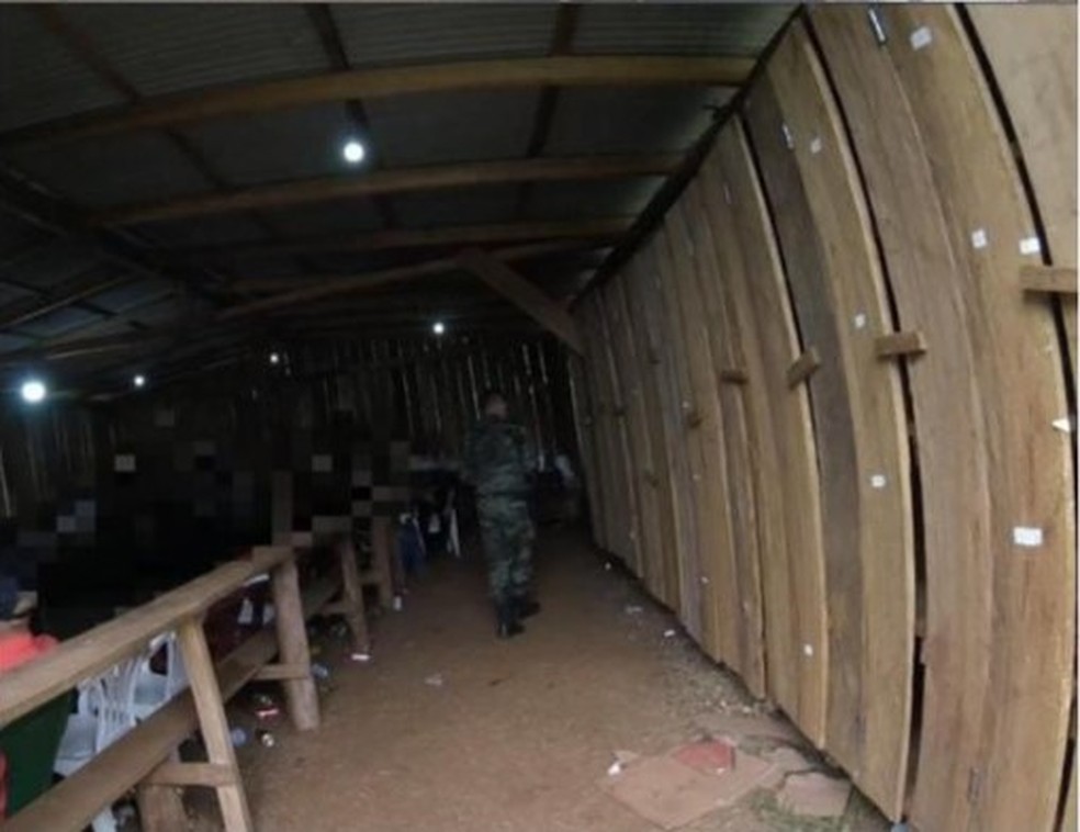 Barracão onde ocorriam as rinhas de galos no PR — Foto: Polícia Militar/Polícia Ambiental
