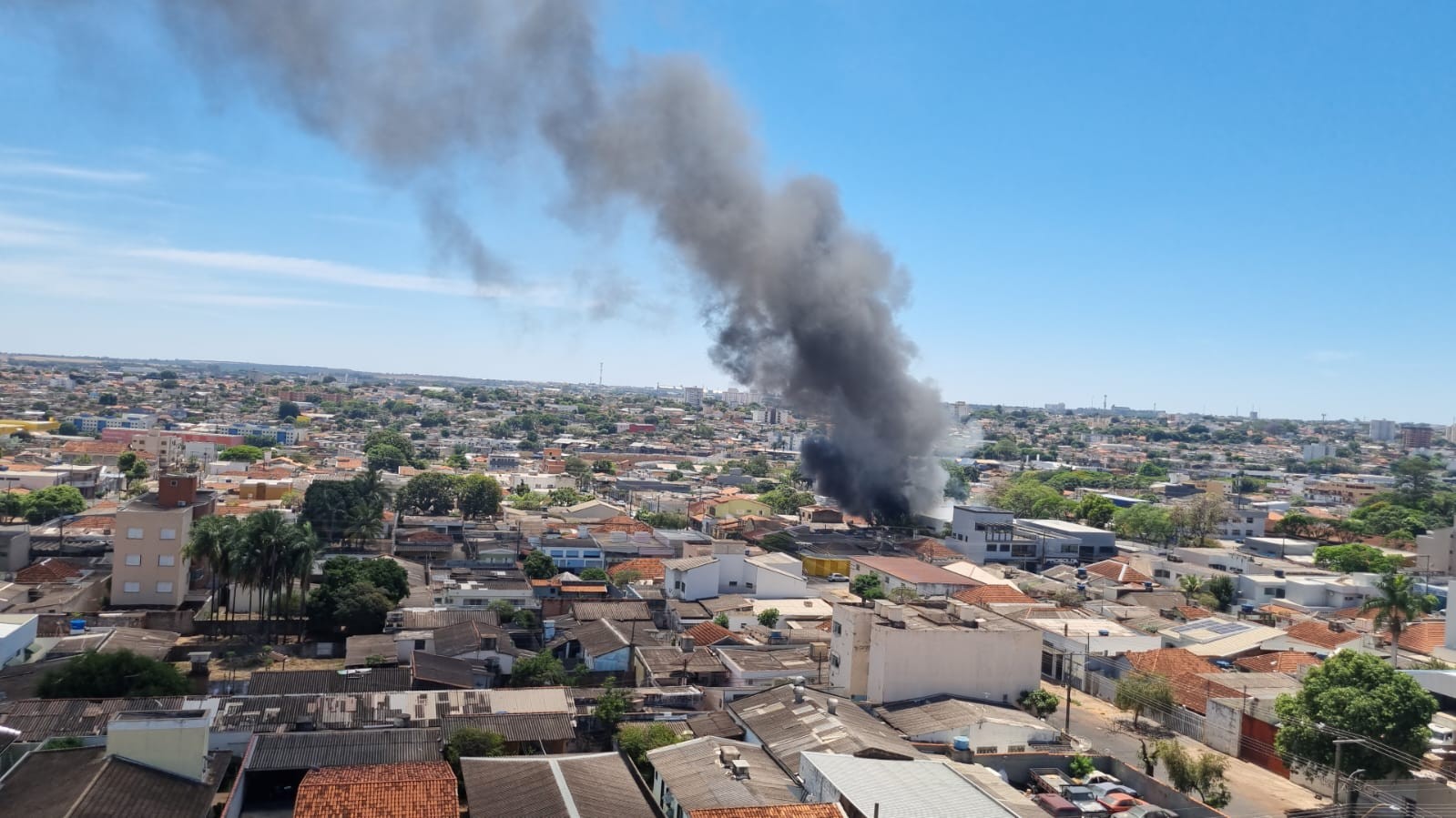 VÍDEO: Incêndio destrói loja de rodas e pneus em Uberlândia; quarteirão foi isolado para combate às chamas