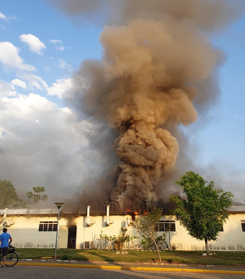 Nuvem de fumaça preta e chamas: Incêndio atinge laboratório da Universidade de Itajubá — Foto: Redes sociais