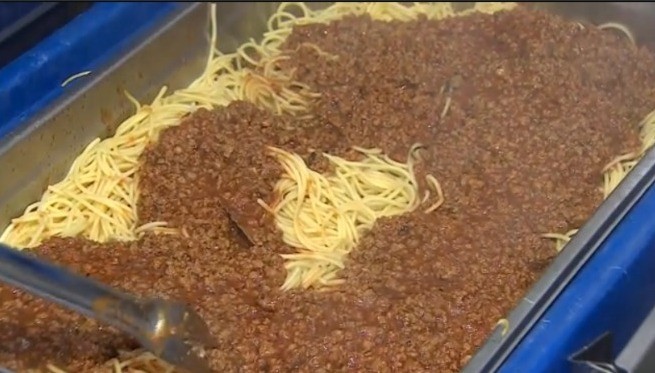Festa do Trabalhador distribui uma tonelada de macarronada em São José dos Campos, SP