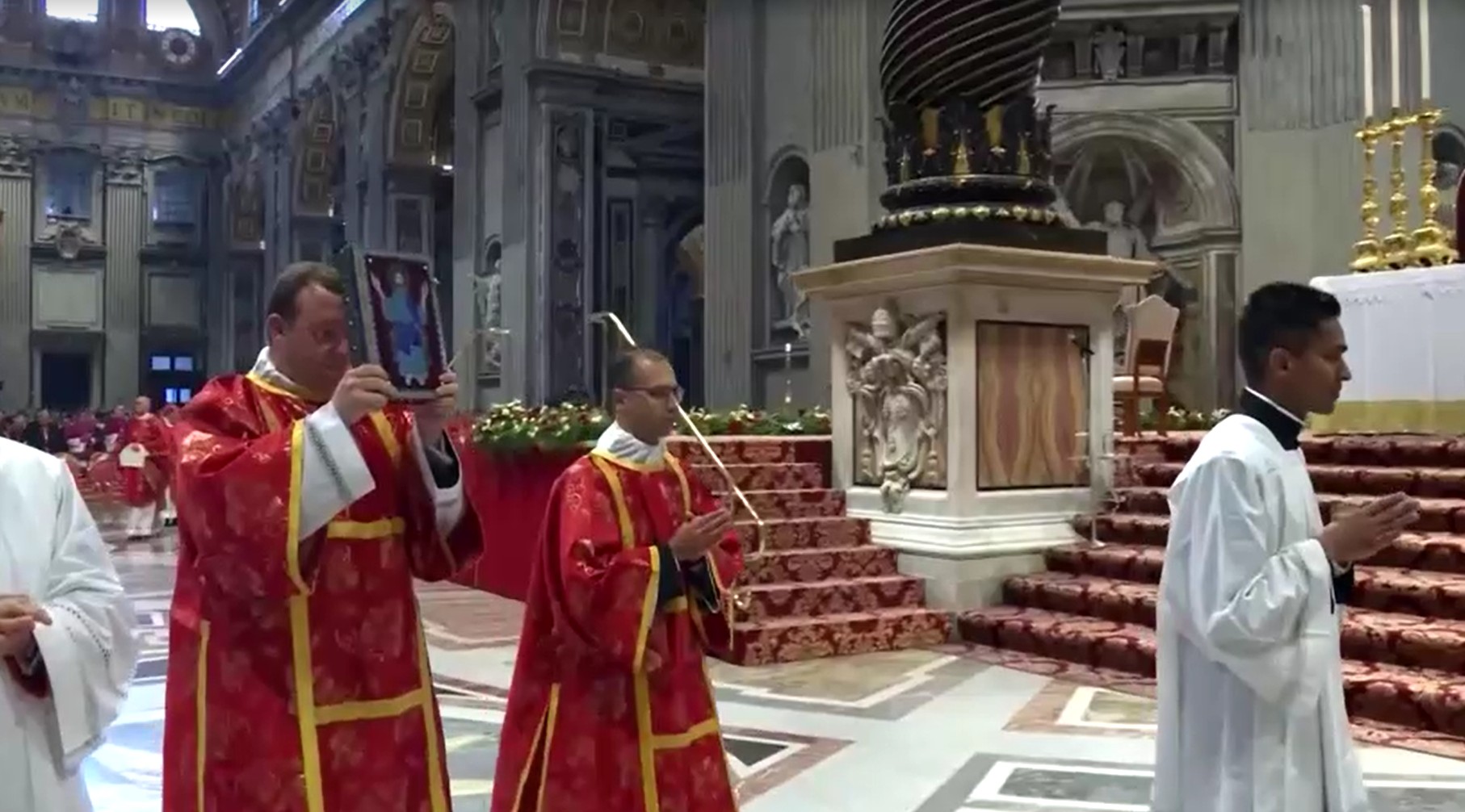 'Corredor vermelho', imagem sagrada e incenso: VEJA como foi entrada de cardeais na missa de abertura do conclave
