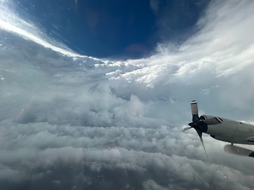Avião da Agência de Administração Atmosférica e Oceânica (NOAA) dos EUA faz voo dentro de olho do furacão Beryl, em 2 de julho de 2024. — Foto: NOAA