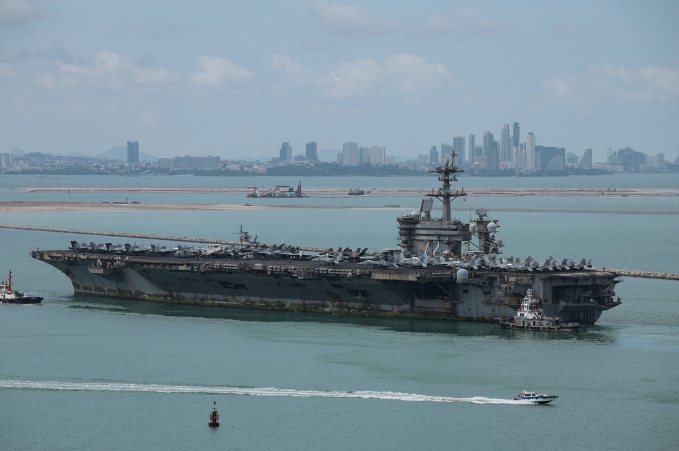 Porta-aviões USS Abraham Lincoln, dos Estados Unidos, ao chegar à Tailândia em setembro de 2026 após passar quase 300 dias em alto mar. — Foto: REUTERS/Chalinee Thirasupa