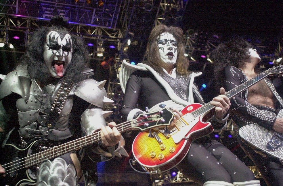 Gene Simmons, Ace Frehley e Paul Stanley tocam em show de despedida do Kiss, em 2000 — Foto: Paul Warner/AP