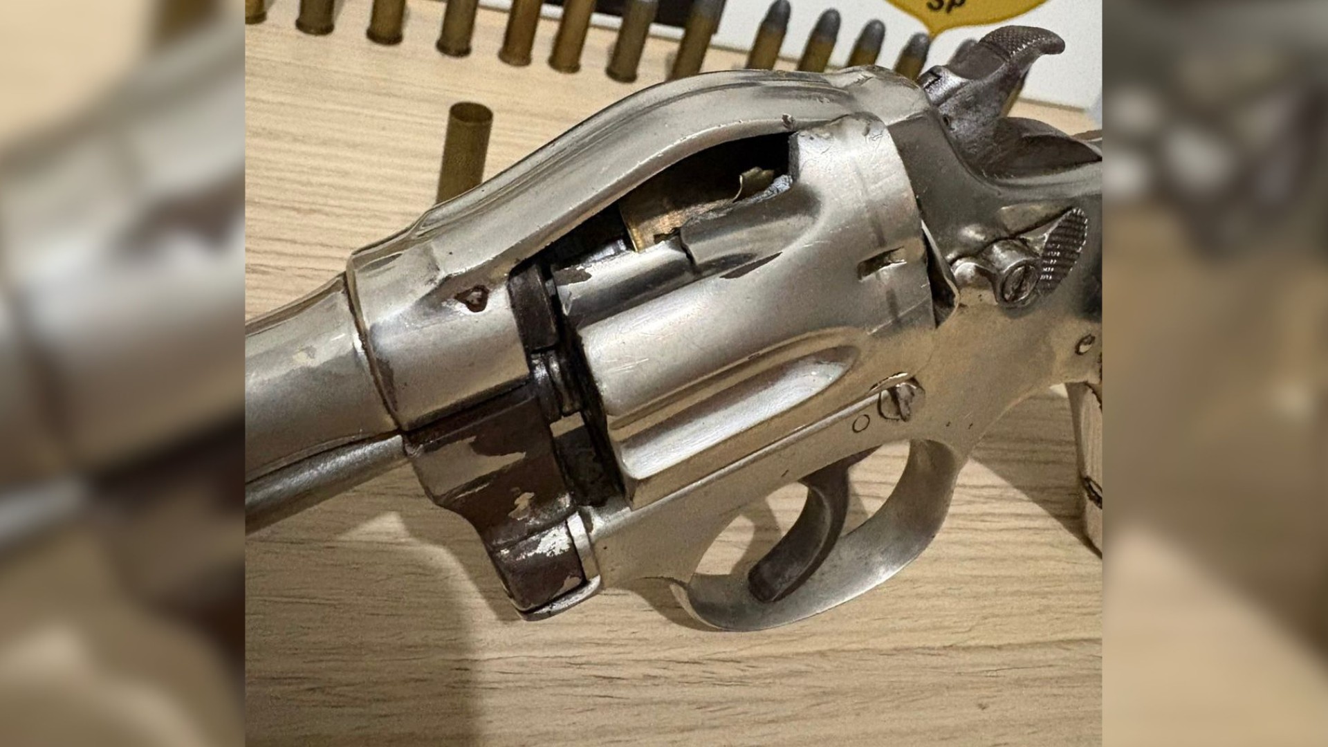 Homem é atingido por fragmentos no pescoço ao fazer disparo e arma estourar no interior de SP