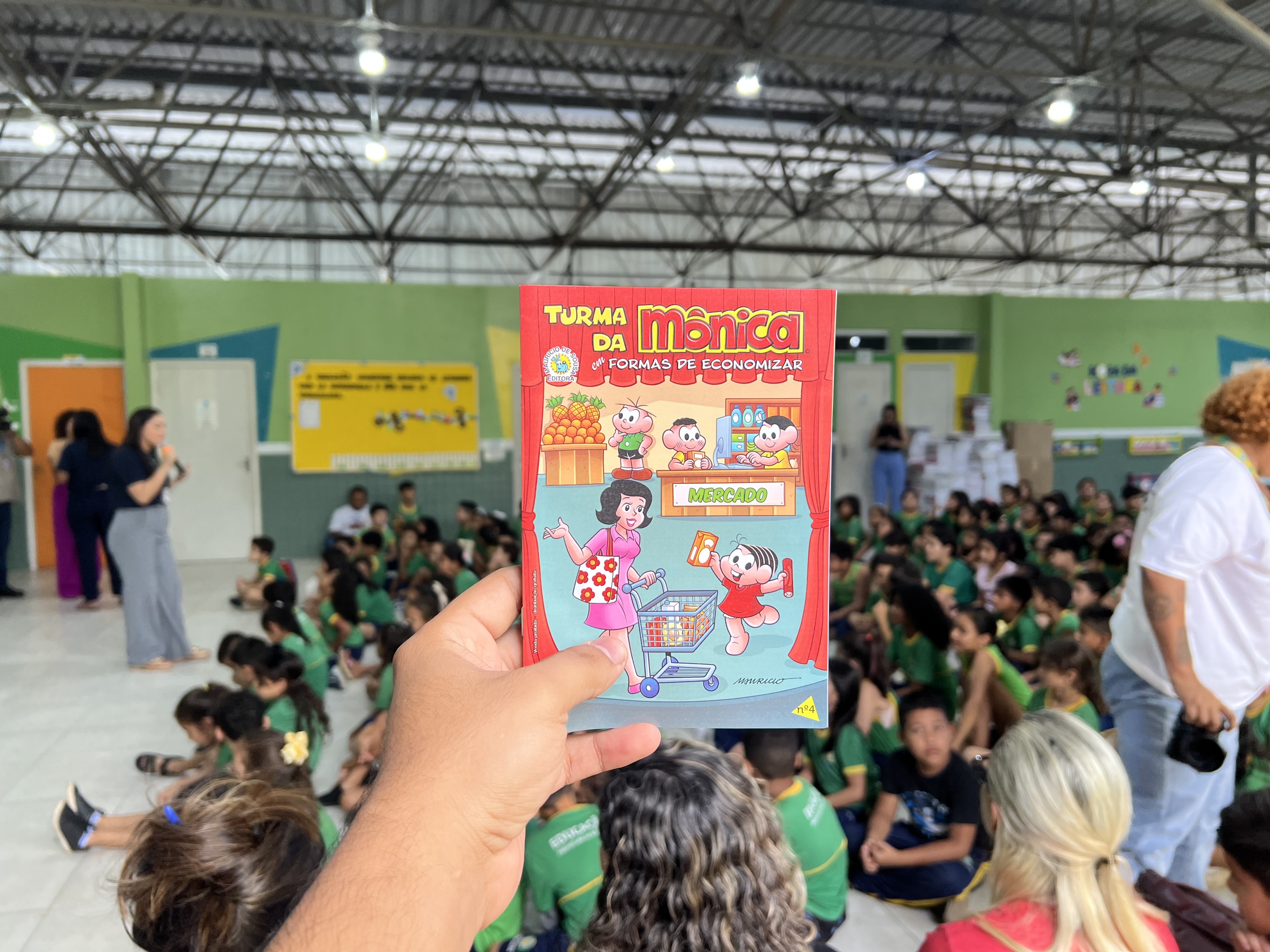 Alunos de escolas de Boa Vista recebem gibi educativo da Turma da Mônica sobre educação financeira para crianças