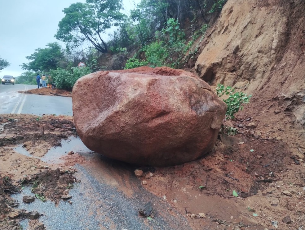 Após deslizamento causado pelas chuvas, uma pedra caiu na Serra de Teixeira, na Paraíba — Foto: Reprodução / TV Cabo Branco