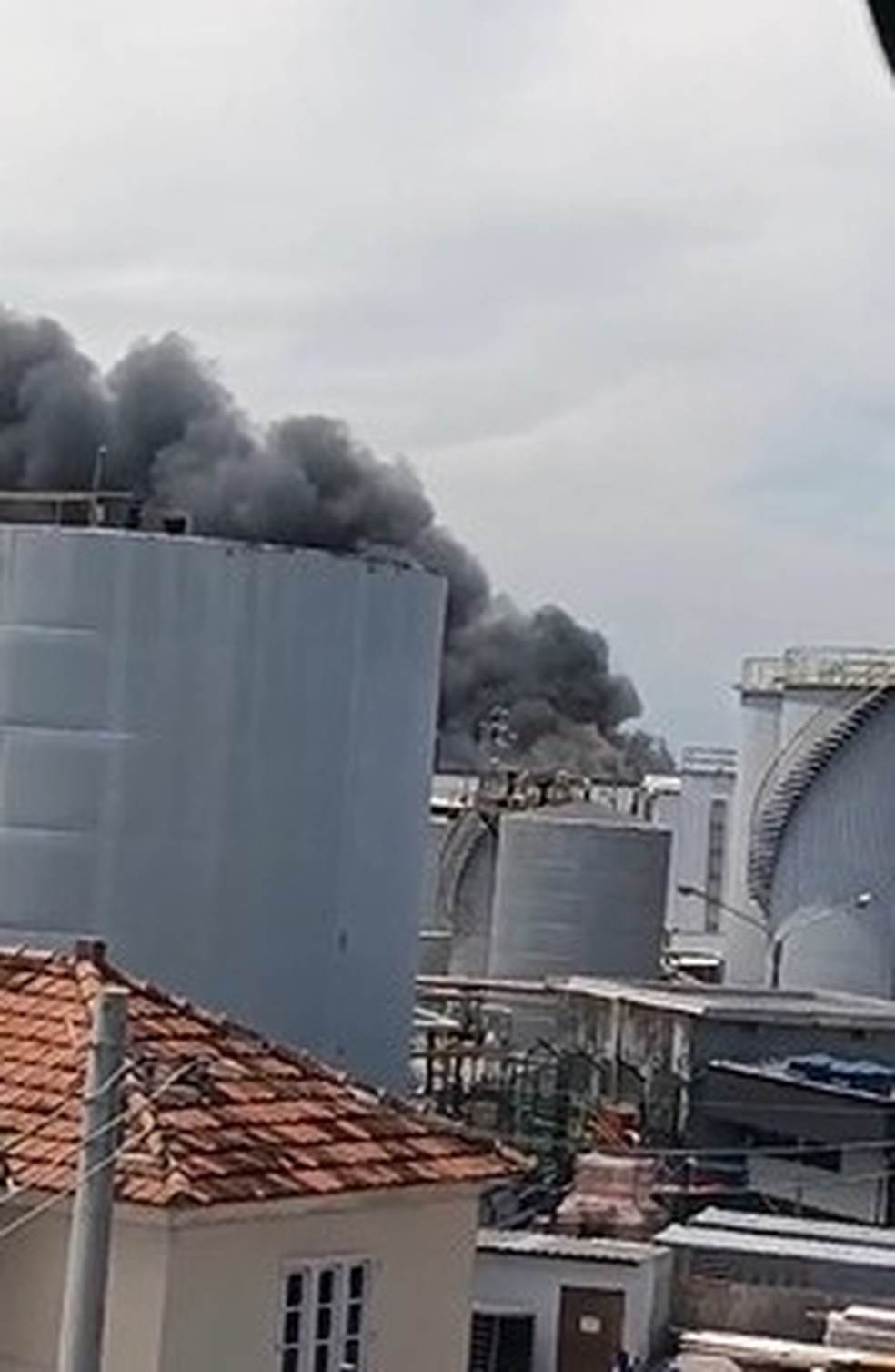 Imagens incêndio Ilha do Governador — Foto: Gabriela David/TV Globo