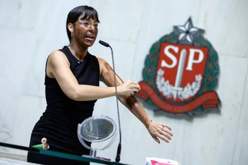Deputada estadual Fabiana Bolsonaro durante discurso na tribuna da Assembleia Legislativa de São Paulo.