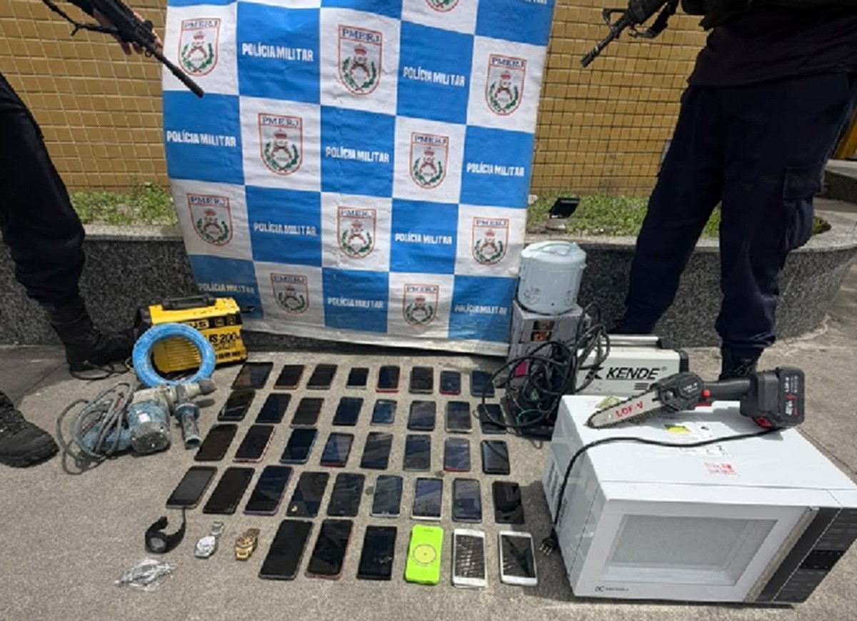 Em destaque: Mulher é autuada por receptação após PM apreender 38 celulares em comércio de Cabo Frio