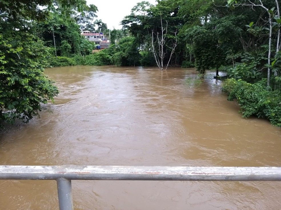 Adolescente ficou mais de quatro minutos submerso no Igarapé São Francisco, no bairro Raimundo Melo, na sexta (29) — Foto: Eldérico Silva/Rede Amazônica Acre