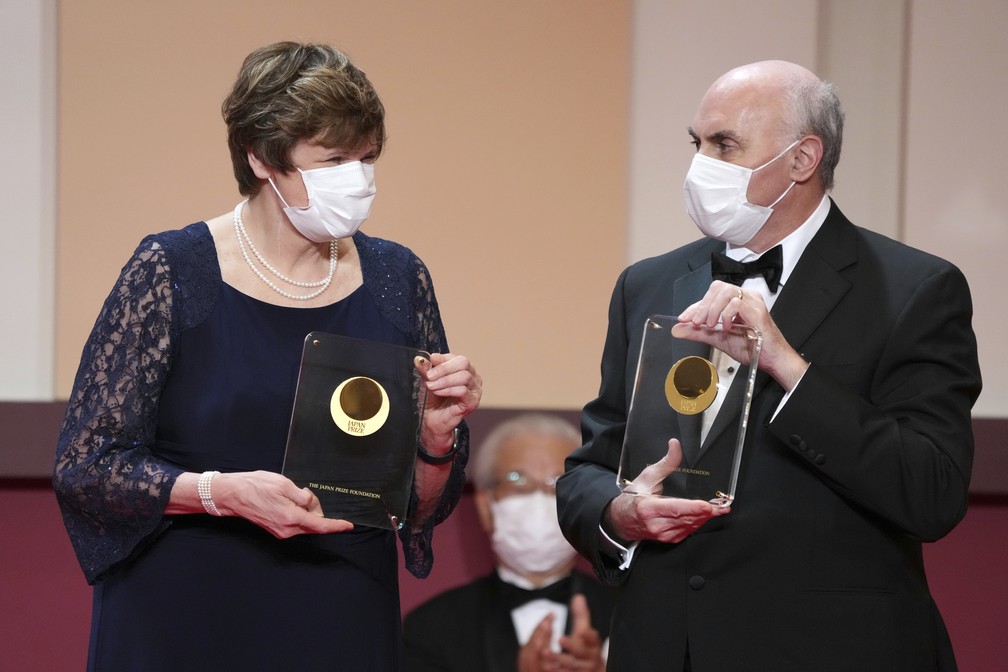 Katalin Karikó e Drew Weissman venceram o prêmio Nobel de medicina — Foto: AP Foto/Eugene Hoshiko