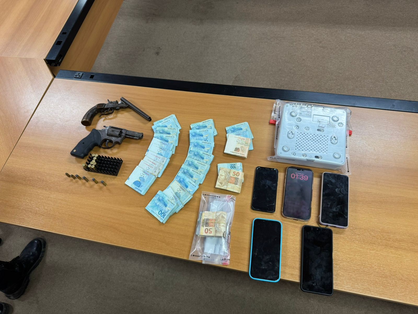 Operação Mercado Paralelo cumpre 27 mandados em adegas de Montes Claros e apreende armas, veículos e mais de R$ 25 mil em dinheiro