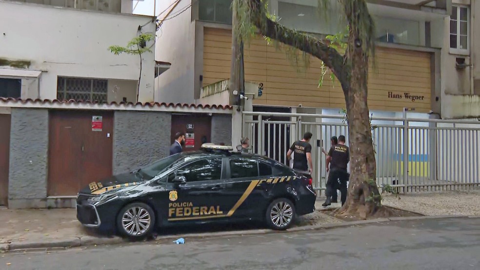PF na casa do presidente do Rioprevid�ncia, em Botafogo � Foto: Reprodu��o/TV Globo