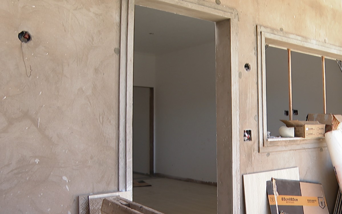Une entreprise de charpente disparaît et le client se retrouve sans portes ni fenêtres dans une maison en construction à Brodowski |  Ribeirão Preto et Franca