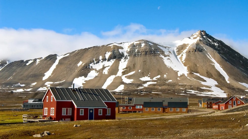 A pequena cidade de Ny-Ålesund em Svalbard, na Noruega, é um dos poucos lugares do mundo com ar extremamente puro — Foto: Alamy/BBC