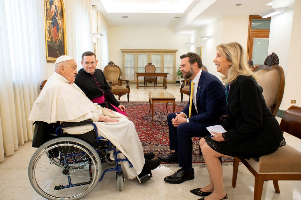 O papa Francisco recebe o vice-presidente dos EUA, J.D. Vance, em 20 de abril de 2025 — Foto: Vaticano via Reuters