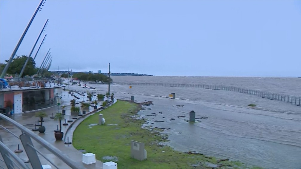 Orla do Guaíba, em Porto Alegre, alagada — Foto: Reprodução/RBS TV