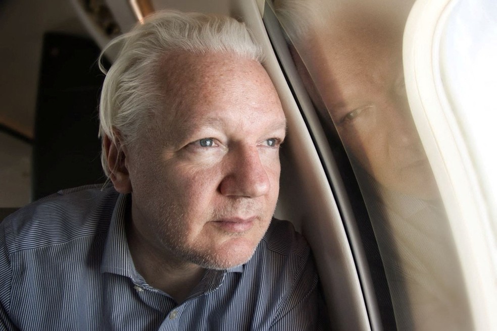 Julian Assange em avião a caminho das Ilhas Marianas do Norte — Foto: Wikileaks via X/via Reuters