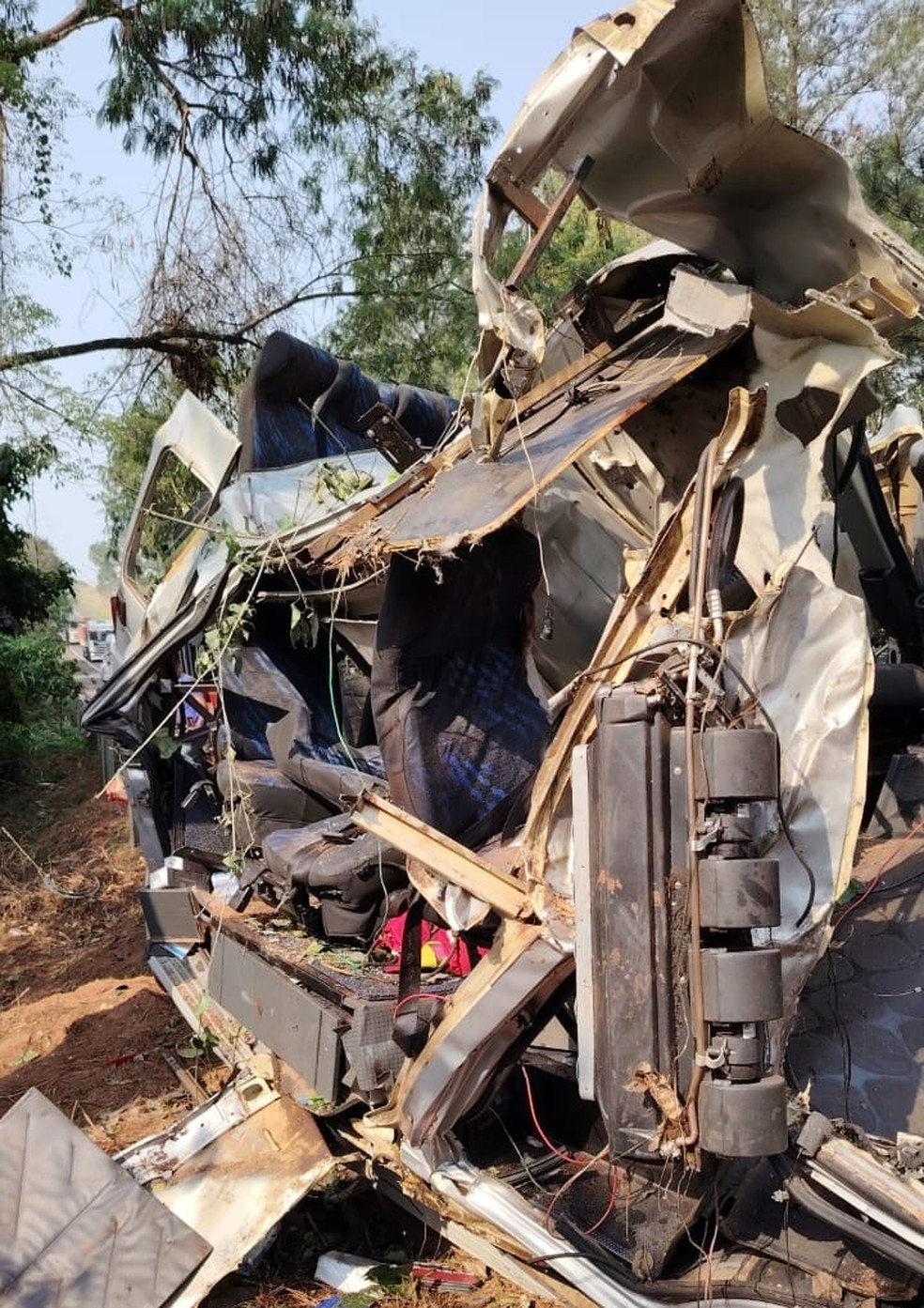 Quatro pessoas morrem e outras cinco ficam feridas após van sair da pista, capotar e bater em árvore — Foto: Corpo de Bombeiros