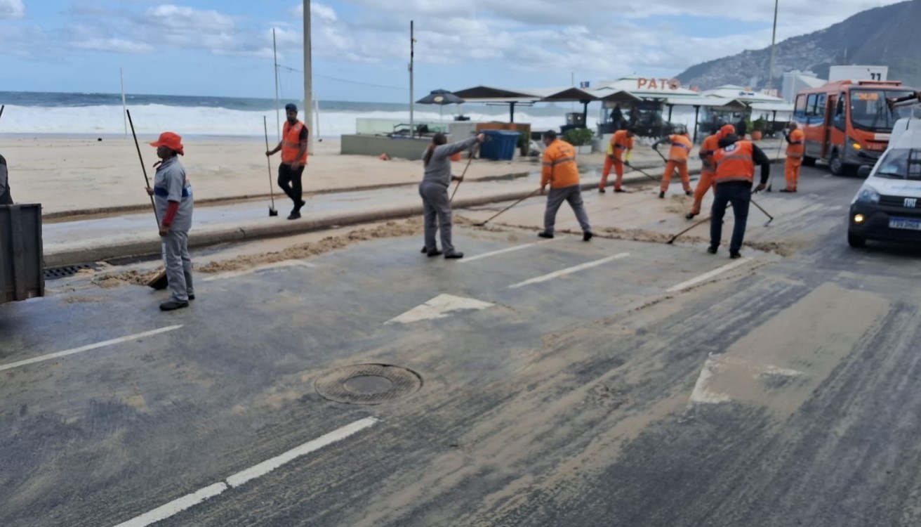 Ressaca interdita faixas da orla do Leblon; Marinha prevê ondas de até 3,5 metros no RJ