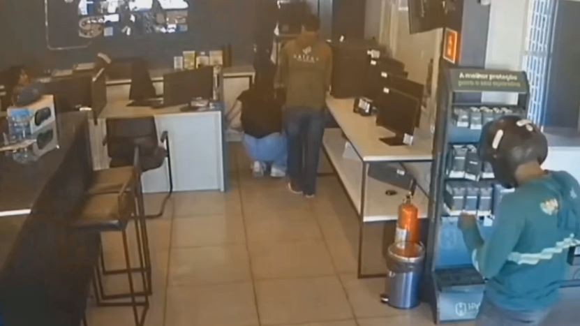 Trio é preso em flagrante suspeito de roubo de 35 celulares em loja no centro de Macapá; VÍDEO 