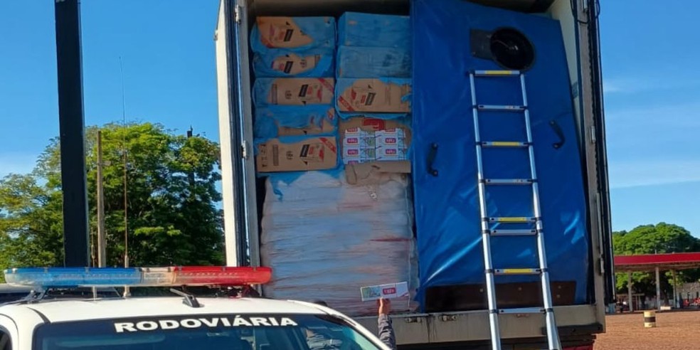 1 de 2
Um homem de 40 anos foi preso por contrabando na manh&atilde; de domingo (12) na Rodovia Raposo Tavares (SP-270), em Salto Grande (SP). &mdash; Foto: Pol&iacute;cia Militar Rodovi&aacute;ria