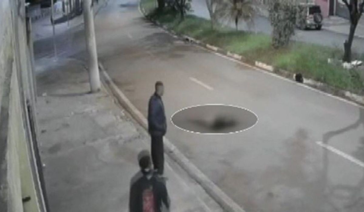 Adolescente arremessada em batida de moto contra poste morre após 12 dias internada; VÍDEO