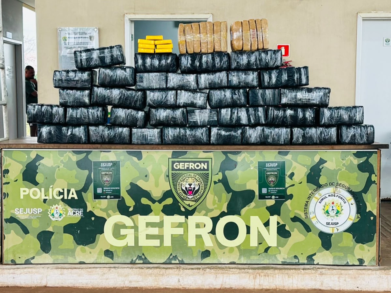 Homem é preso com 200 kg de drogas dentro de carreta no interior do Acre