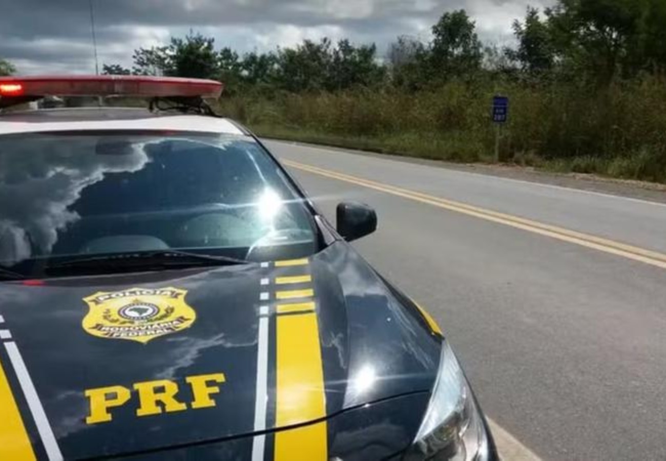 Idoso de 71 anos desce do carro para verificar acidente e morre atropelado por caminhão, diz PRF