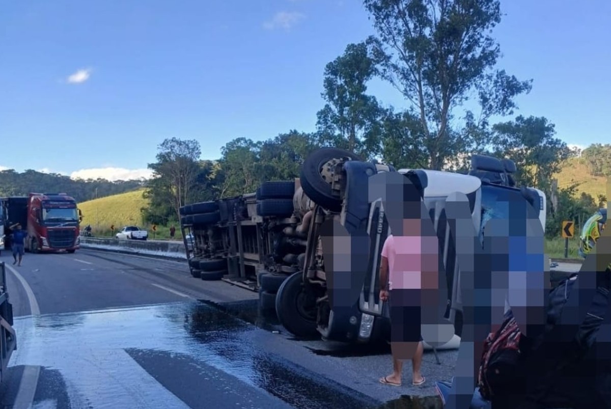 Caminhão tomba e fecha trânsito na BR-040, em Barbacena