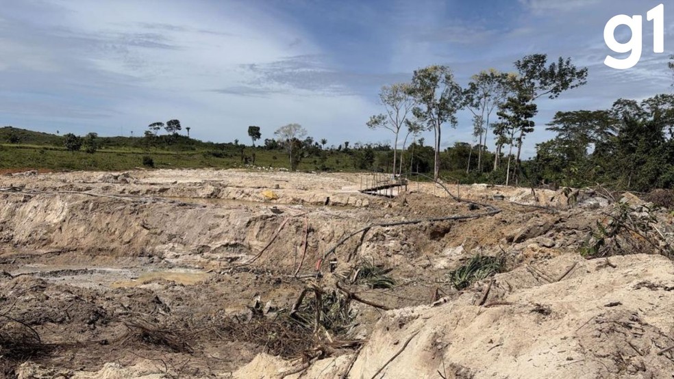 O homem supostamente estaria extraindo minério ilegalmente em uma área de preservação permanente, na região de Apiacás. — Foto: Secom-MT