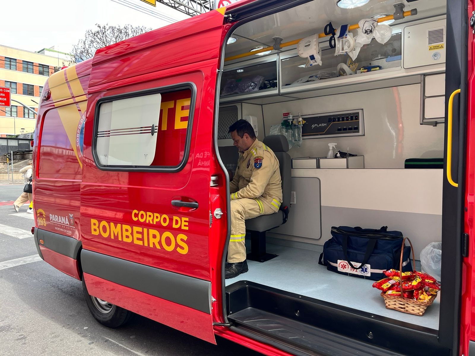 Vendedor de balas é atropelado e motorista foge sem prestar socorro em Curitiba