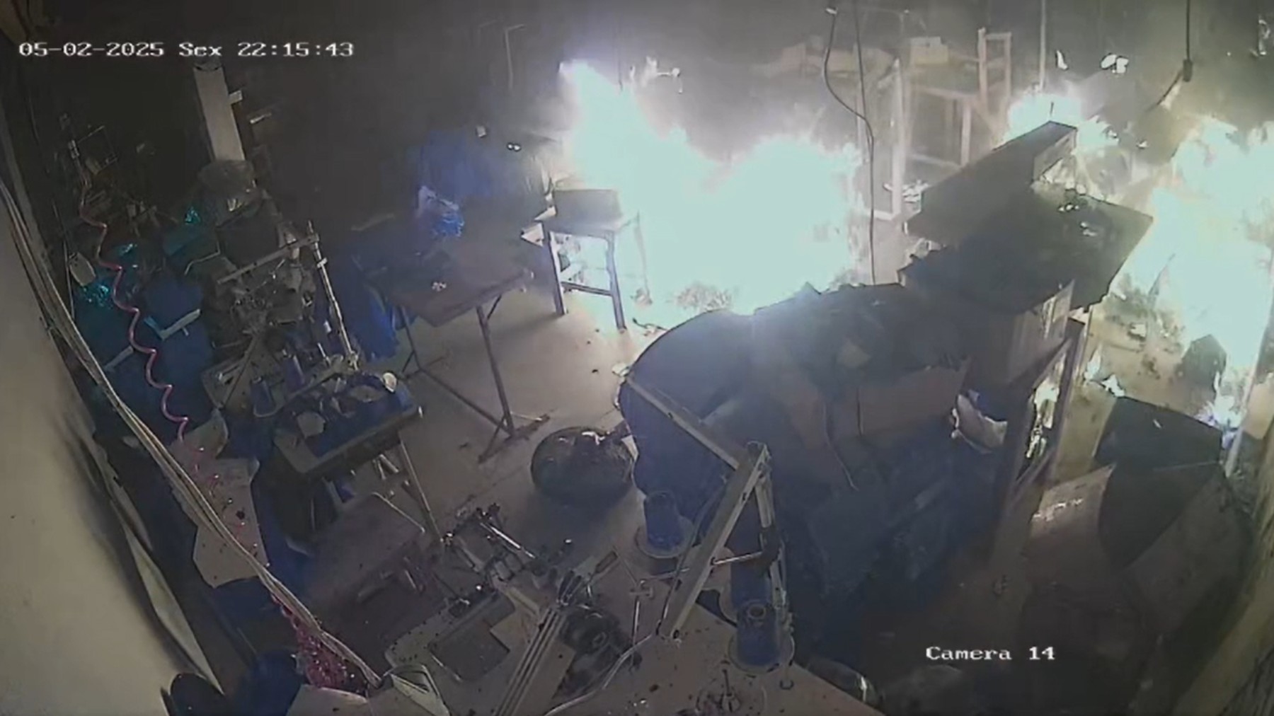 VÍDEO: incêndio destrói parte de fábrica de roupas do Paraná; proprietário suspeita de ação criminosa