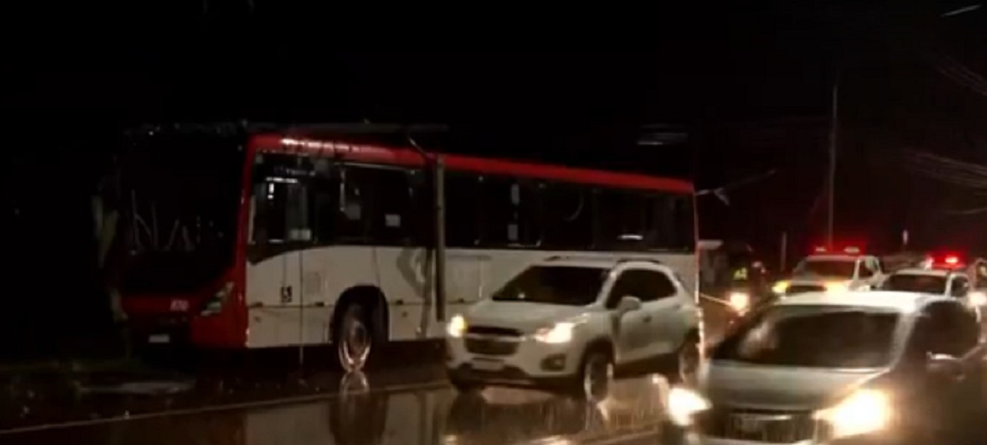Motorista bate em poste, e ônibus para às margens do Rio Paraibuna, em Juiz de Fora