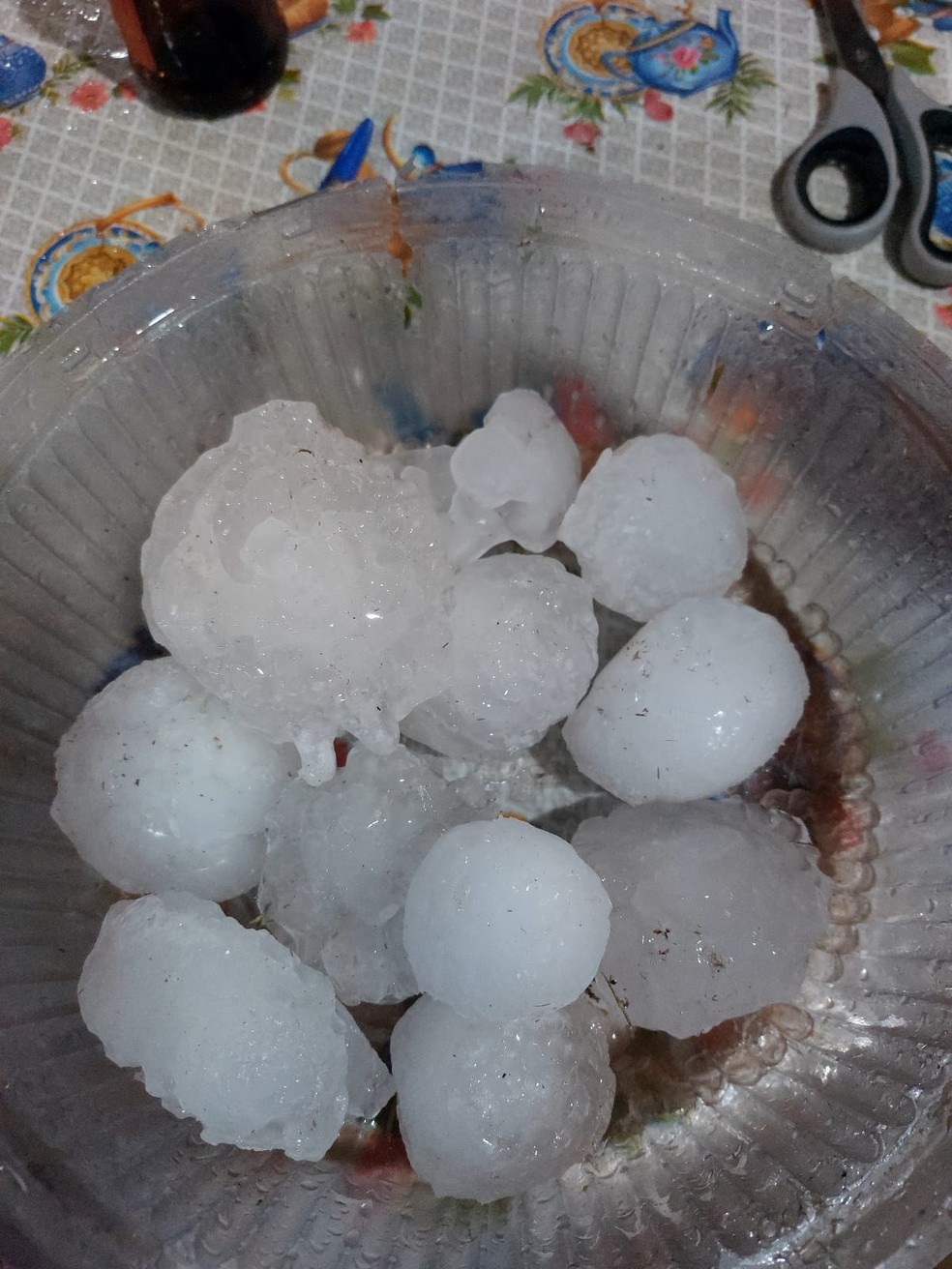Granizos 'gigantes' que caíram durante o temporal em Iturama — Foto: Redes sociais/Reprodução