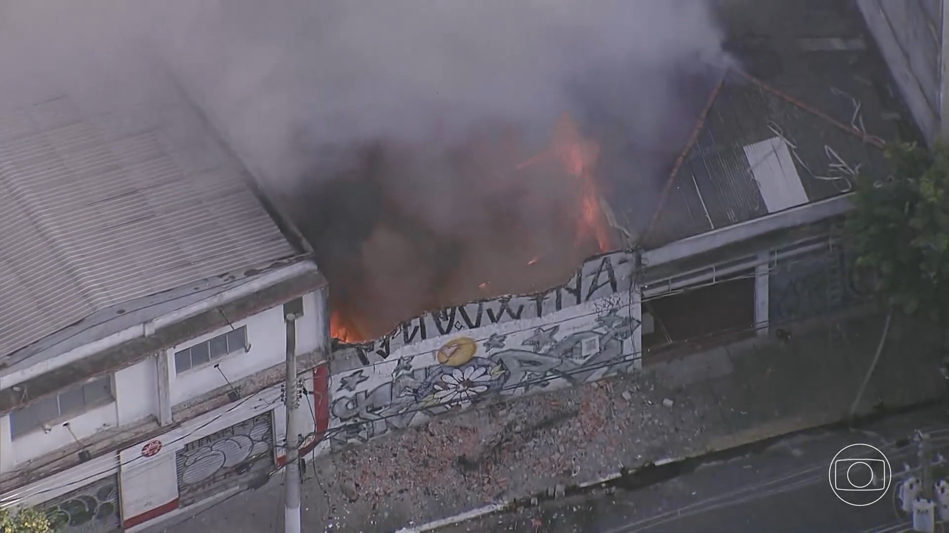 Incêndio de grandes proporções atinge galpão de eletrônicos no Centro de SP