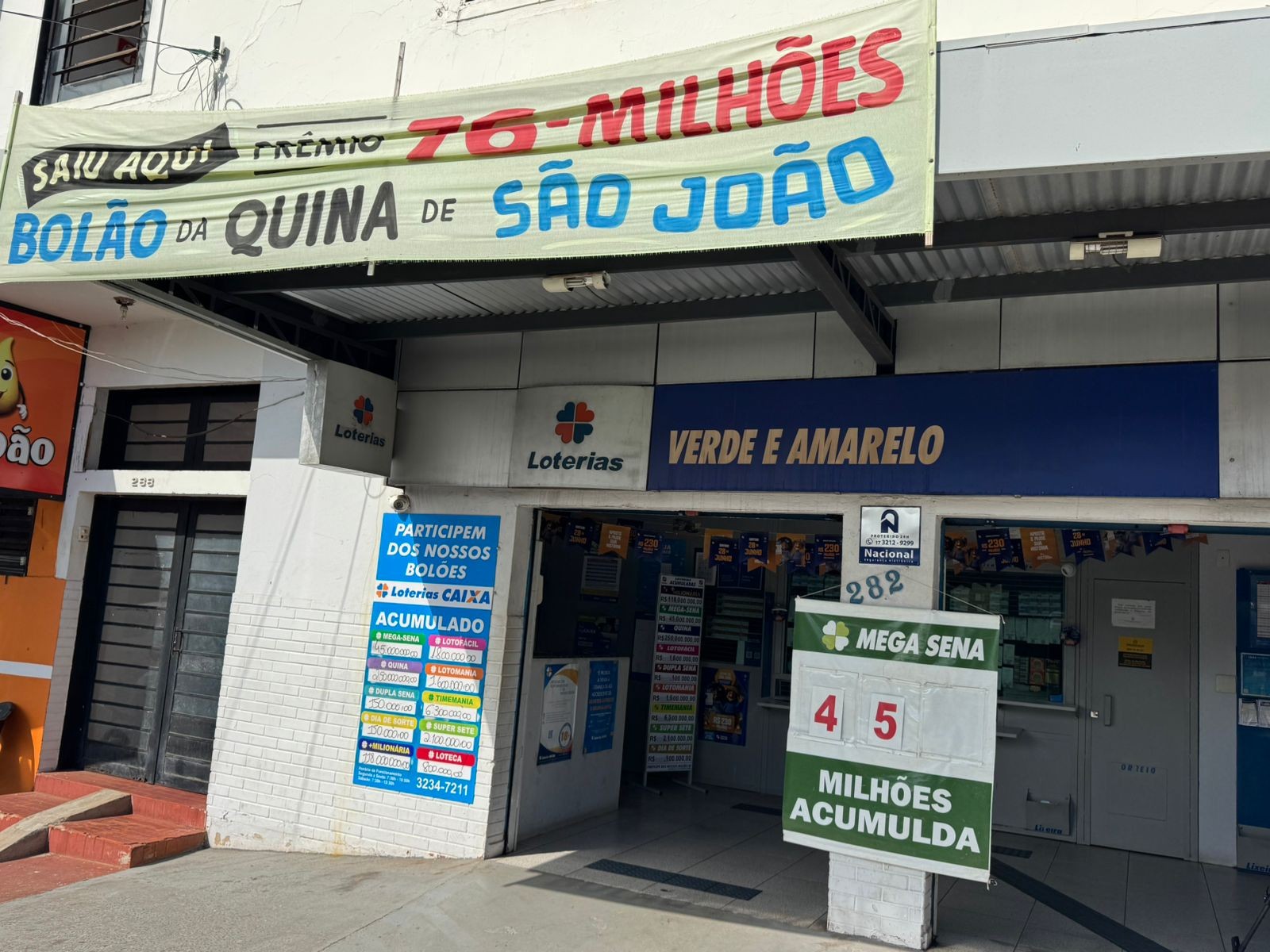 Após ganhar R$ 4,3 milhões na Quina de São João, aposentado brinca e diz que dinheiro ‘chegou tarde’, lembra proprietária de lotérica