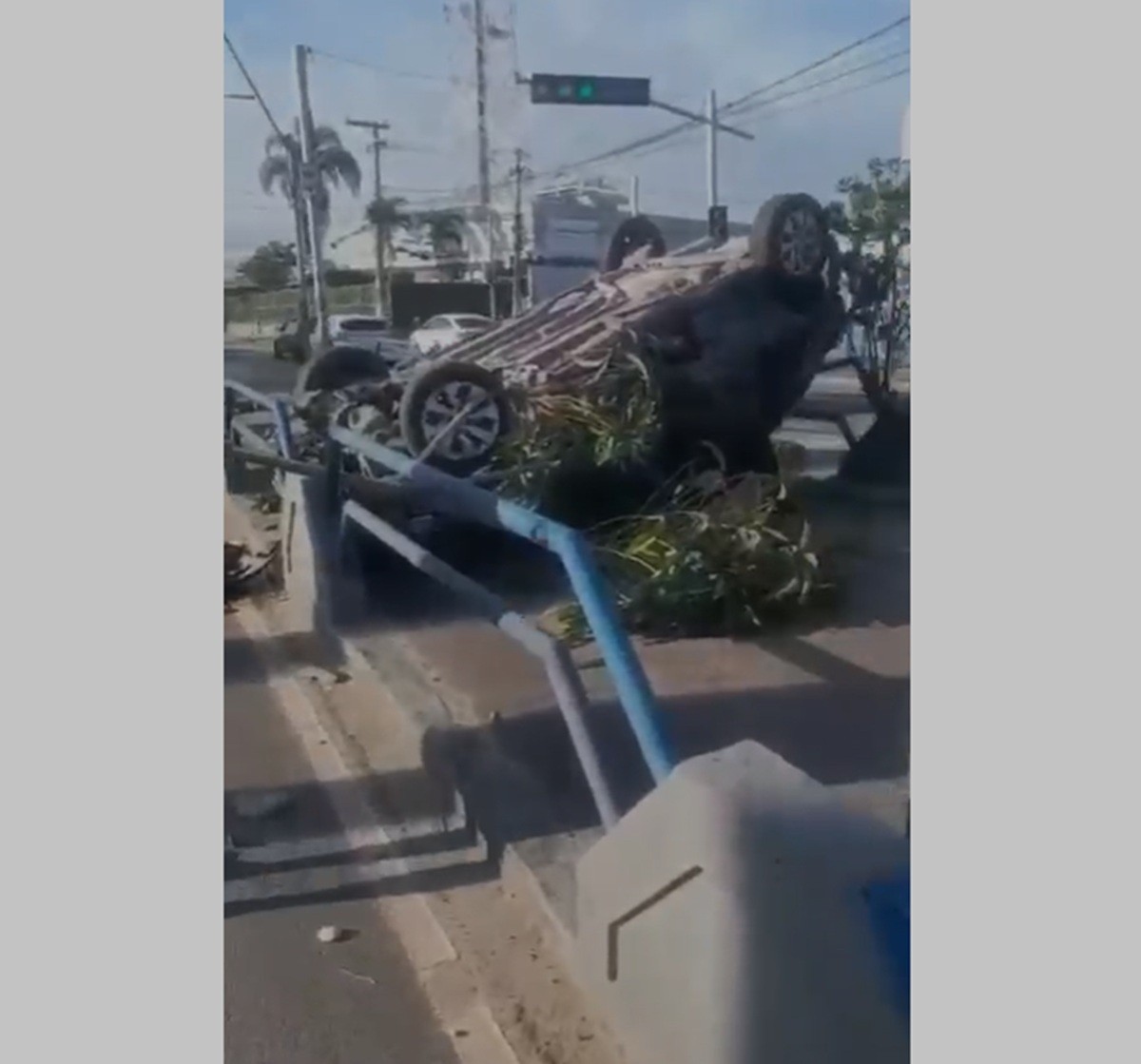 Carro capota e adolescente de 15 anos que pilotava um veículo elétrico é atropelado em Campos